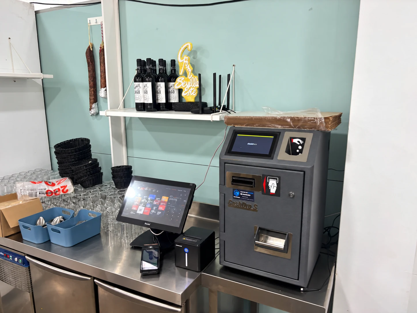 TPV, impresora de tickets y CashDro S en Bar Cafetería Abrecaminos, Sevilla Este